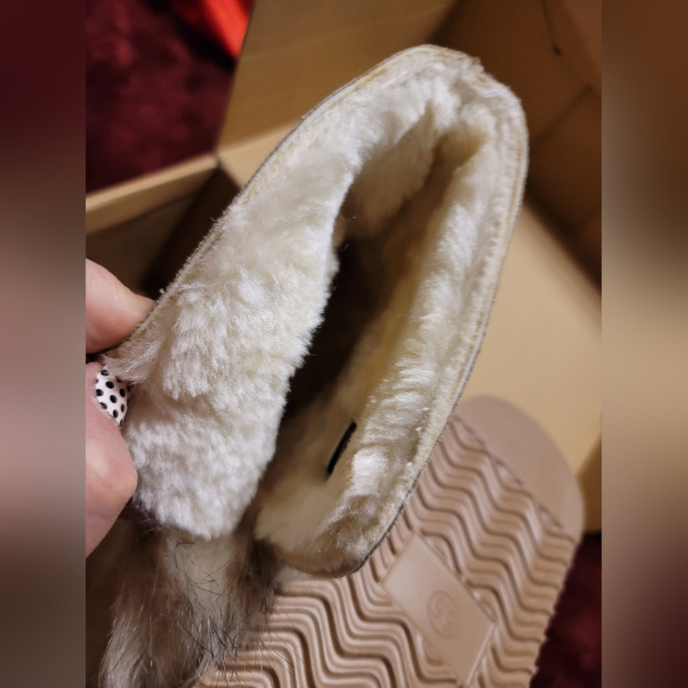 NIB GOLD POM POM FLUFFY FURRY LINED NON SLIP SOLE SIZE 5.5 - Picture 13 of 15
